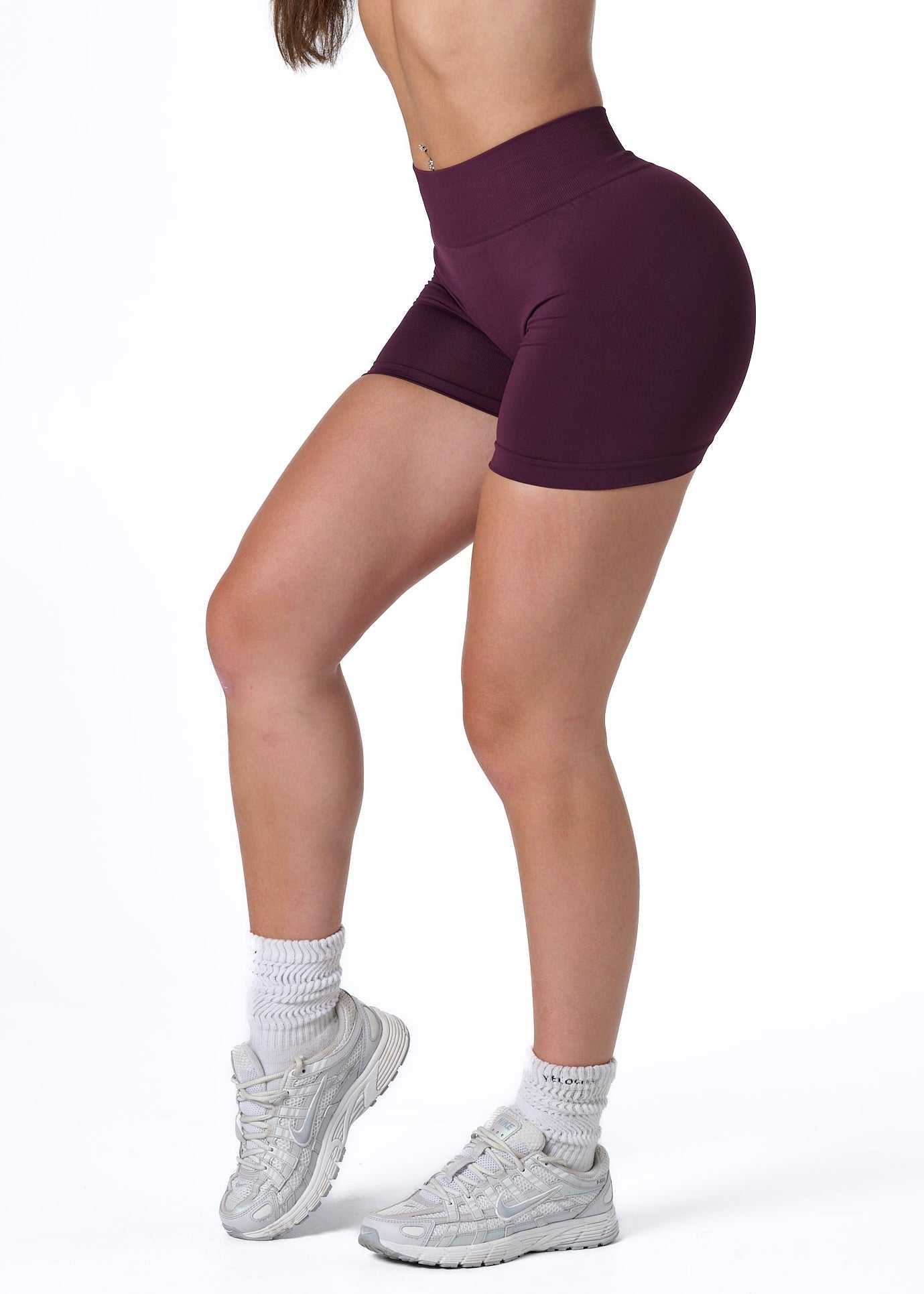 SILHOUETTE SCRUNCH SHORTS - PLUM