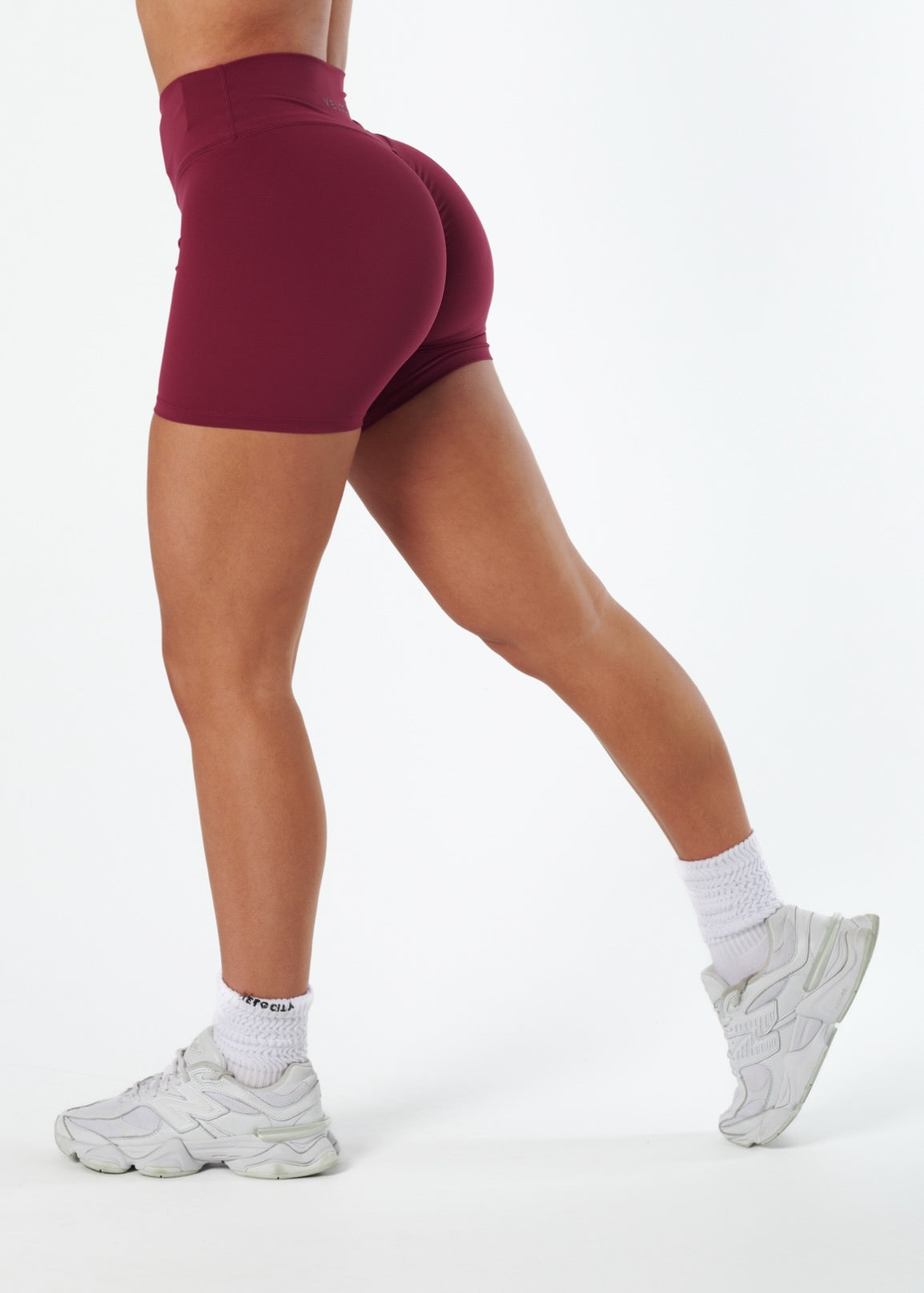 SERENE INVISIBLE SCRUNCH SHORTS - CRANBERRY