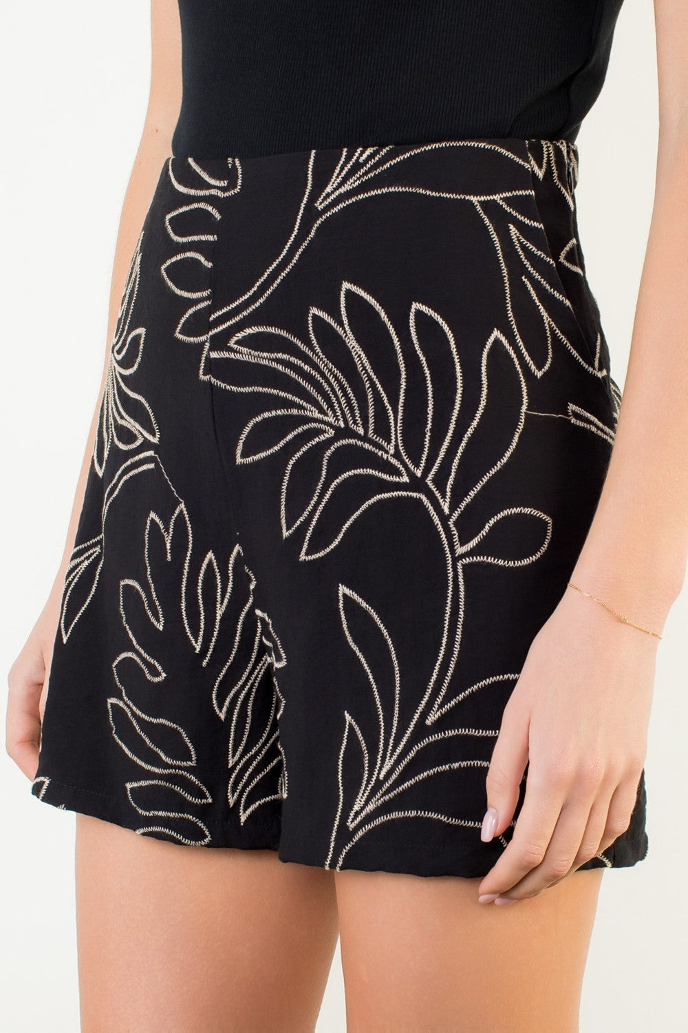 MAVIS EMBROIDERED BOTANICAL SHORTS