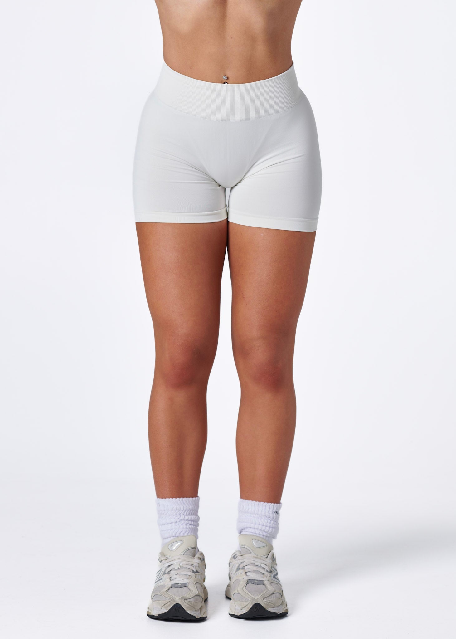 SILHOUETTE SCRUNCH SHORTS - VANILLA